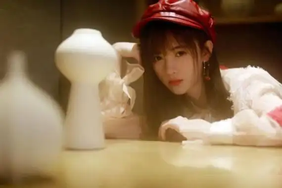 鞠婧祎是有多怕输?迪士尼照只晒自己,朋友照片中却有最真实的她