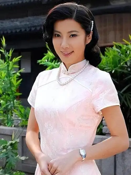 演员王珂:抗战题材剧的"女版于震"王珂,一个名字,两种身份.