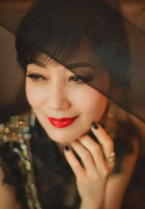 65岁赵雅芝风韵犹存百变造型耐人寻味脚踩恨天高长靴自信洋溢