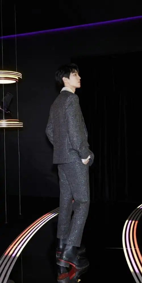 王俊凯 巴黎时装周#凯皇脚踩红底鞋,征战巴黎时装周97