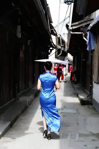 三八节,小巷深处现旗袍