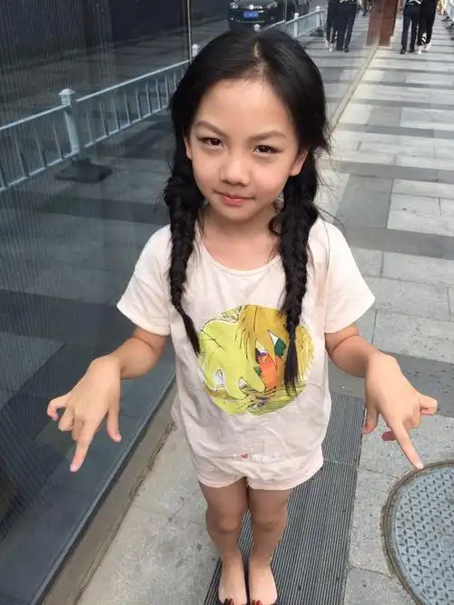 是小梦瑶的扮演者——王晰乐大一点的9岁女孩儿,小编很荣幸,采访到了