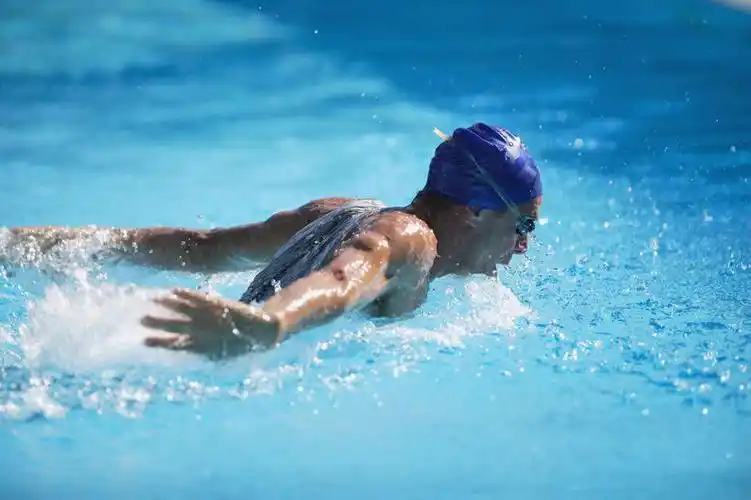 蛙泳,游泳,西方人,一个人,运动员,体育馆,游泳池,运动场,伸展双臂,横