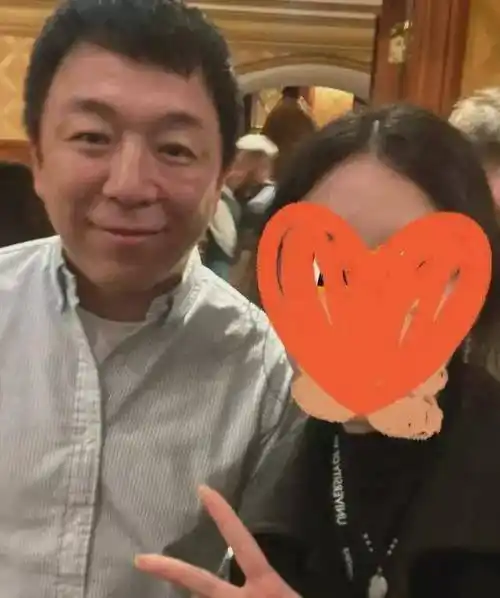 原创黄渤:在国外被偶遇,带女子看话剧很低调,却不见老婆女儿一起来