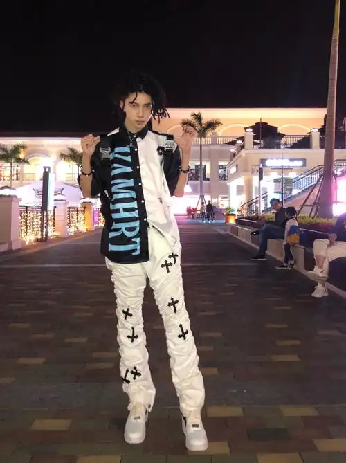 七七大队黑白撞色拼接ianndior人物天蓝字母半袖衬衫