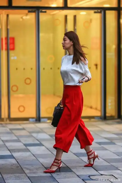 酸奶说时尚:红色高跟鞋怎么搭配好看?