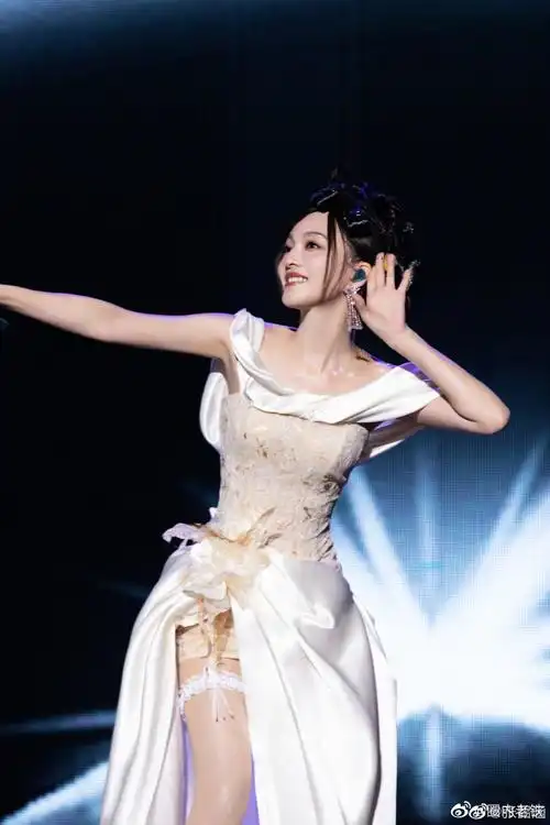 张韶涵晒太原演唱会舞台造型照##张韶涵太原演唱会现场人数纪录刷新