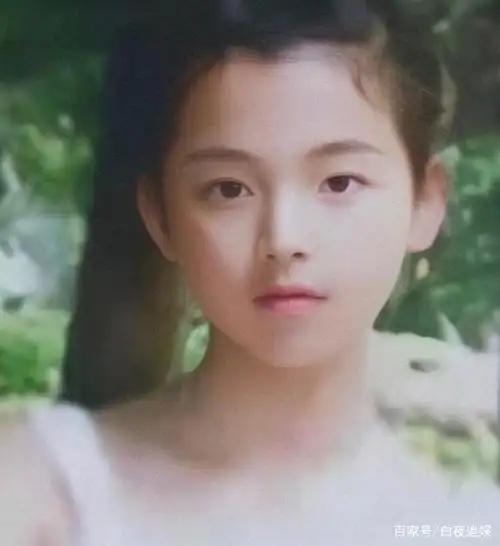 杨超越素人时照片登上热搜,看清她的五官之后,整容与否一望而知