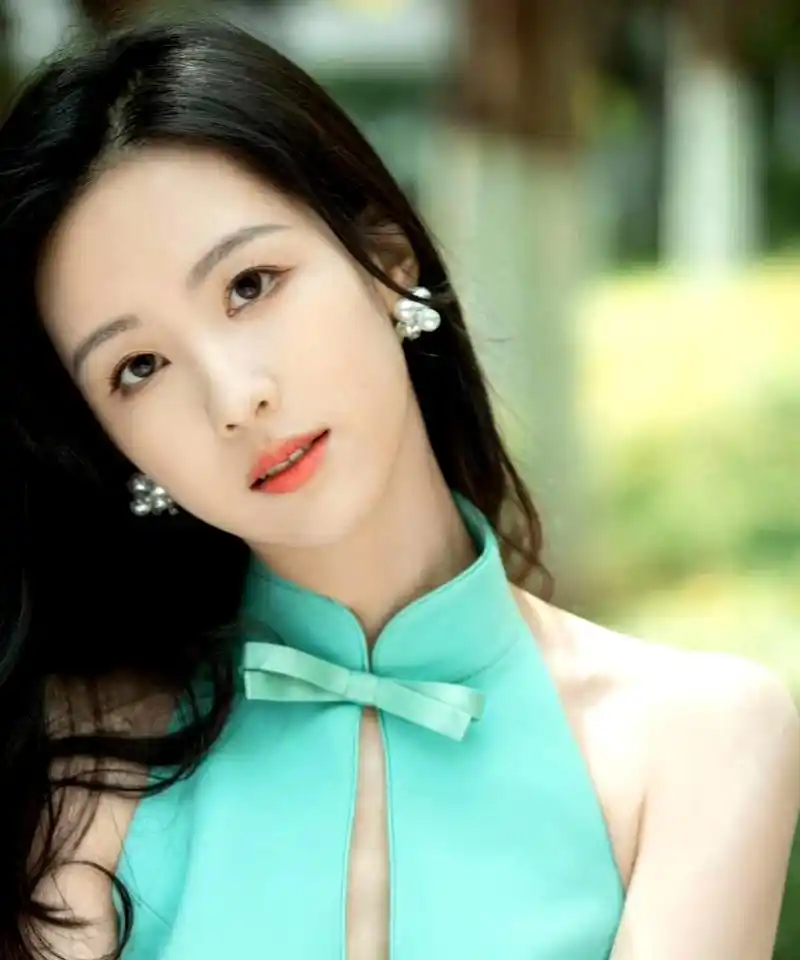 陈都灵身高近一米七,特别瘦,在舞台上闪闪发光,魅力十足.