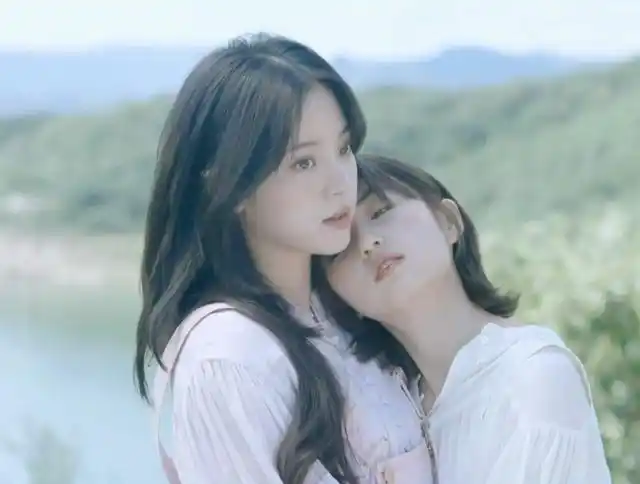 欧阳娜娜张子枫合体登封面相差一岁的两人却是完全不同的感觉