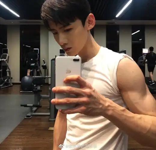 白敬亭这肌肉,是什么水平? zt