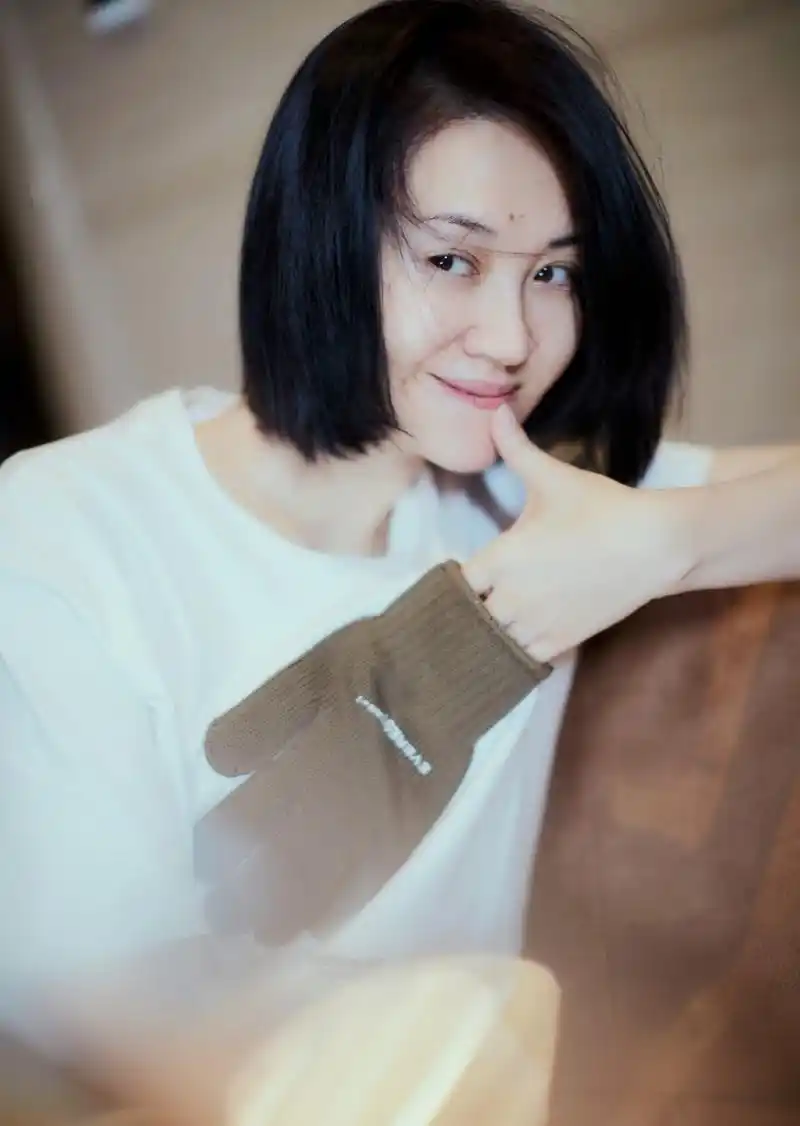 50岁许晴只是剪款短发发型,气质都不一样年轻了20岁,时尚又高级