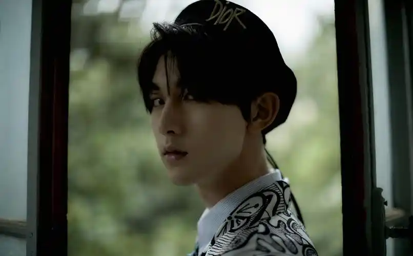 郭俊辰黑白印花套装帅气图片写真99