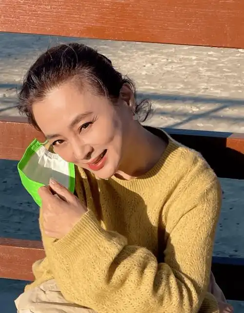 李玲玉素颜自然且自信,60岁白发不染不扮嫩,老态真实越看越漂亮_显得