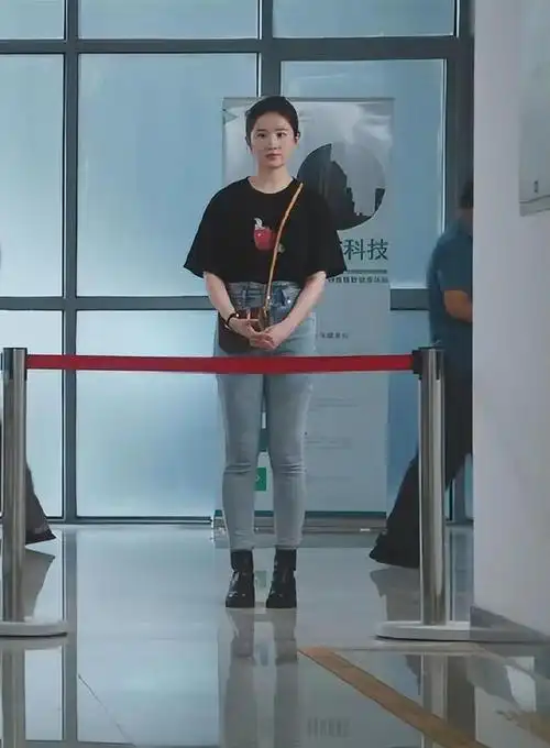 35岁刘亦菲素颜近照曝光身材发福天仙姐姐变天蓬姐姐