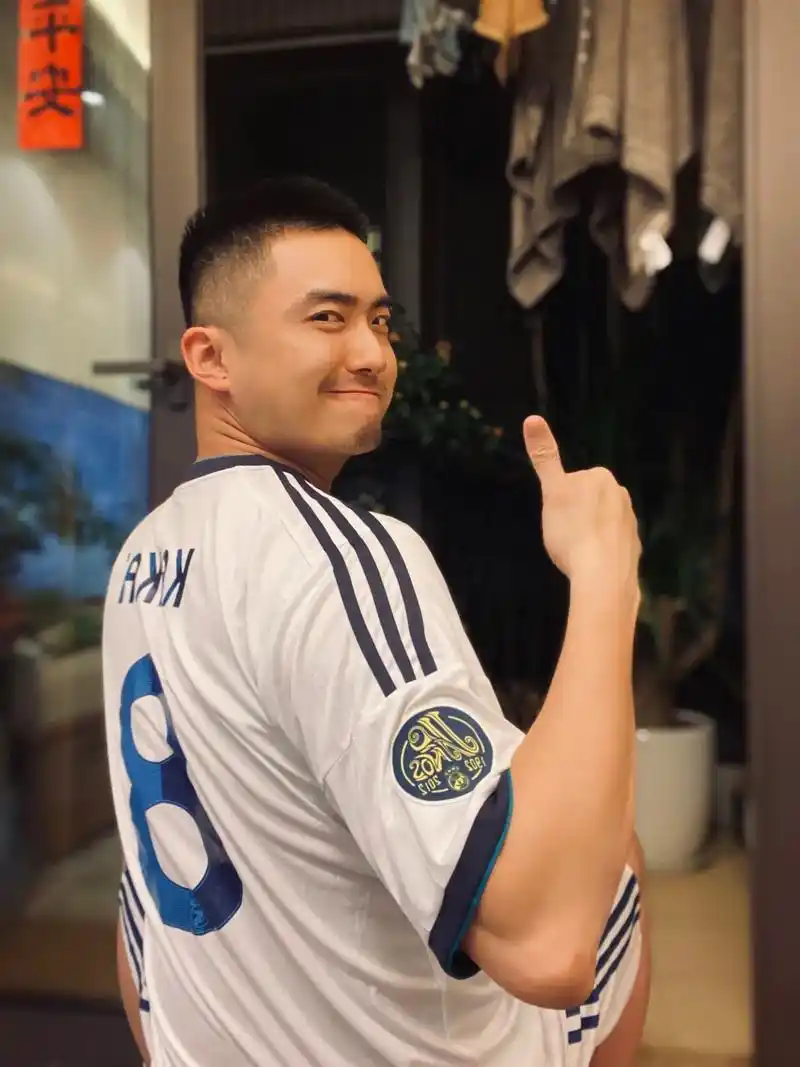 男生自拍照也可以做壁纸(足球系)优秀男孩最终奥义:阳光,大方 - 抖音