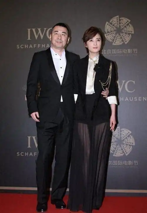 蒋勤勤与陈建斌同框带火了一种新穿法上身去开会下身去夜店