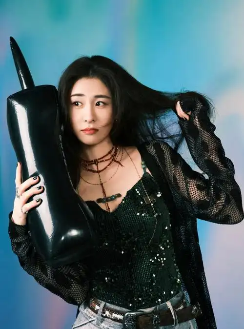 张碧晨超话96#张碧晨天赐的声音#  黑纱轻柔蔓延,折射错落光影,肆意