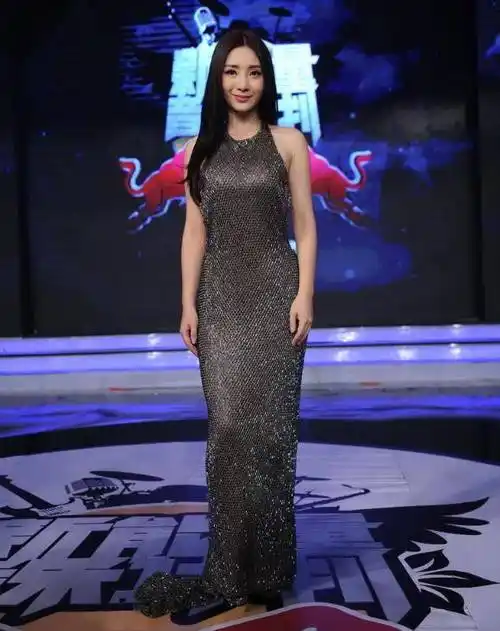 柳岩的多肉身材绝了,近看平平无奇,远看美成一幅山水画_活动_优势_女