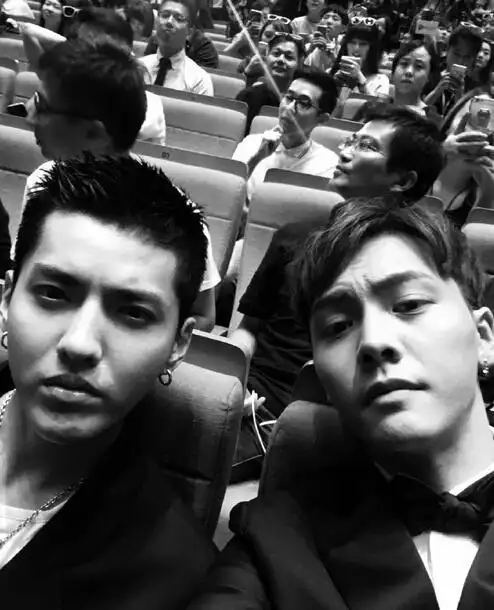 仰拍帅才是真的帅 陈伟霆晒与吴亦凡合影