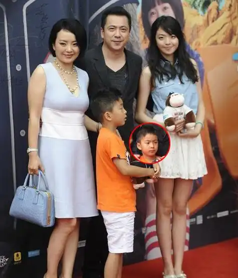 揭爸回王中磊娇妻甩前男友结婚婚后餐厅打工