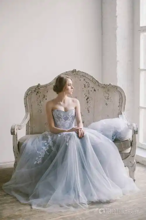 年轻漂亮的现代新娘穿着灰色花边的肖像