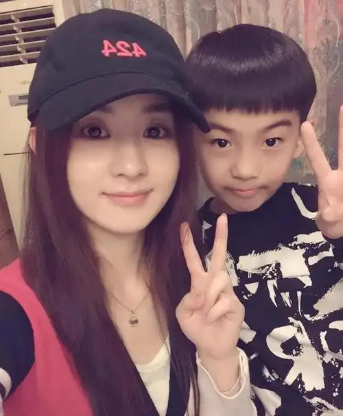 赵丽颖和友人自拍仔细看了看嗯是她的风格和小孩的脸差不多大