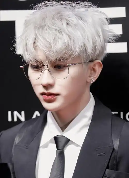 蔡徐坤最新杂志封面曝光,玩转色彩挑战蓝发