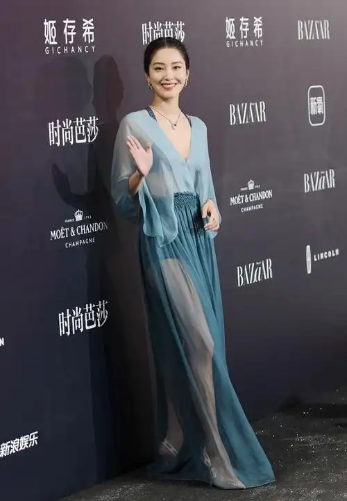 杨采钰还是很能打模特穿挺丑的裙子她穿起来就很好看真挺美的