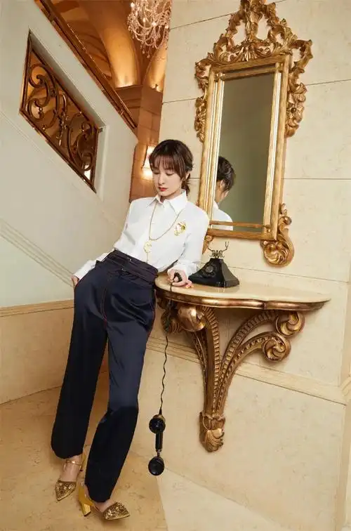 吴昕终于不低调戴小礼帽穿公主裙爱上宫廷风格穿搭终于开窍