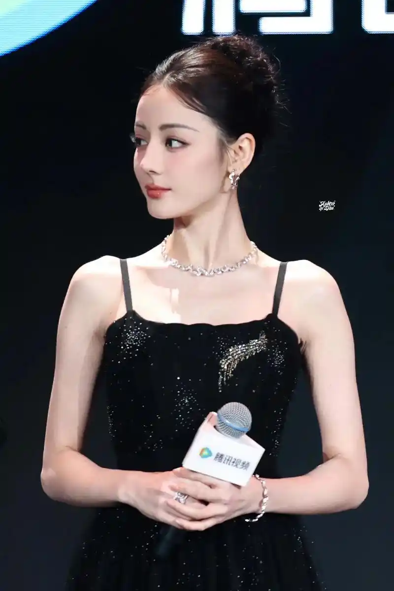 迪丽热巴 #红毯造型 你好,万灵之主贺思慕 - 抖音