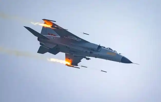 97年,战机降落时起落架被卡住,飞行员为震下起落架狂射32发炮弹|飞机