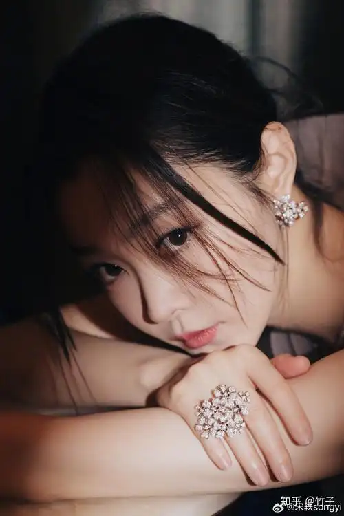 宋轶最新美照分享雾霭沉沉璀璨伊人宋轶烟粉墨染礼服裙好美啊