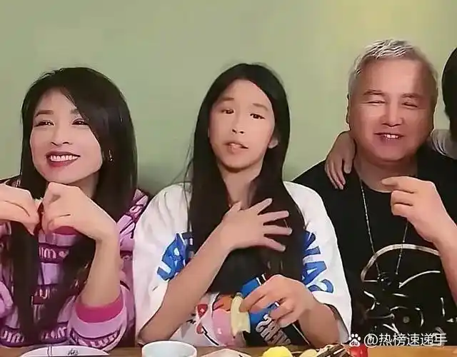 与前妻曾哲贞生的大女儿林静,和现任妻子张庭生的小女儿林家菱的照片