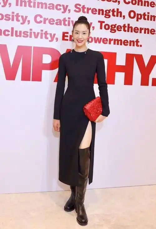 关晓彤,皮质厚底过膝靴 贝雷帽 小西装 短裤 打底衫,整体帅气减龄.