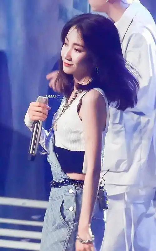 乃万甩话筒太酷炫,刘雨欣长发飘飘,蔡徐坤梦幻水舞台太绝美_刘雨昕