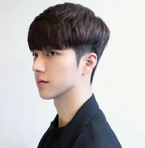 男生额头高留什么发型好看,巧妙运用刘海抢救发际线!