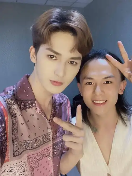 正正凌晨更新和朱队友们的合照 万年不变的向左倾斜45度角剪刀手