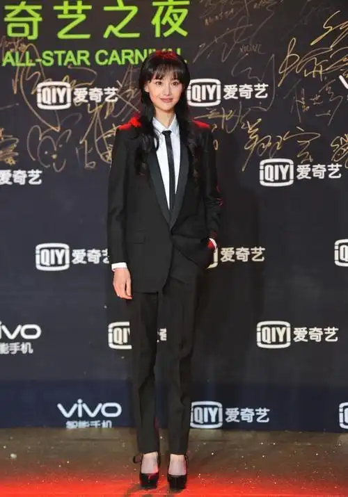 郑爽搭配了黑色高跟鞋,高跟鞋拉长了身体的视觉感,显现出了完美的身材