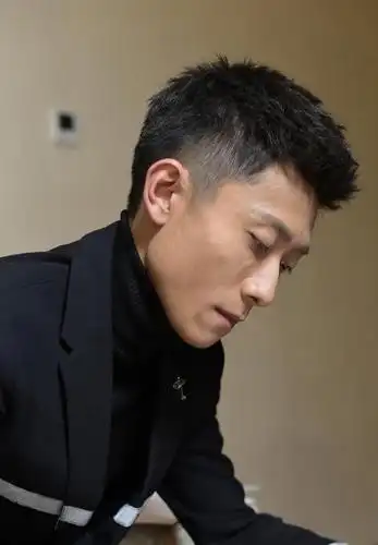 张一山《鹿鼎记》新造型曝光,身披袈裟依旧痞帅,光头都晒反光了