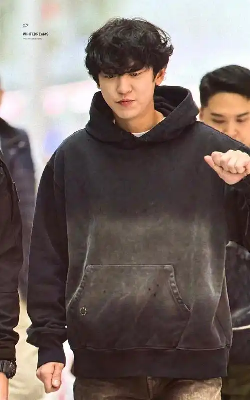 朴灿烈超话#朴灿烈唯一官方门面#【预览】231103 仁川机场出发 cr