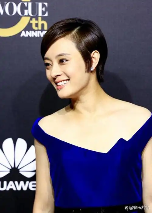 邓超老婆孙俪厉害!穿高跟脚与地面成75°了,竟然还有两个孩子