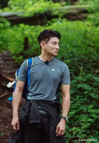 50岁吴奇隆胖着玩呢?瘦身成功帅出新高度,现身机场走出超有范