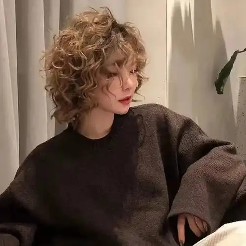 复古港风满头卷烫发太火了