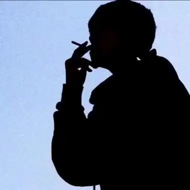 由美头网整理发布,男生头像频道提供更多与抽烟,叼着烟,侧脸,伤感相关