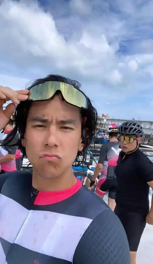 38岁彭于晏晒自拍,头发凌乱胡子拉碴,却获赞:有梁家辉的影子_时候