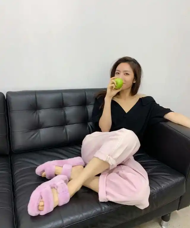 人设崩塌?蔡文静当众吸烟动作娴熟,随手乱扔被批没素质