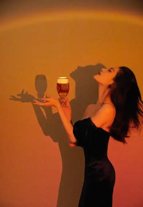 钟楚曦穿宝蓝色抹胸丝绒礼服 黑发红唇大秀曲线美