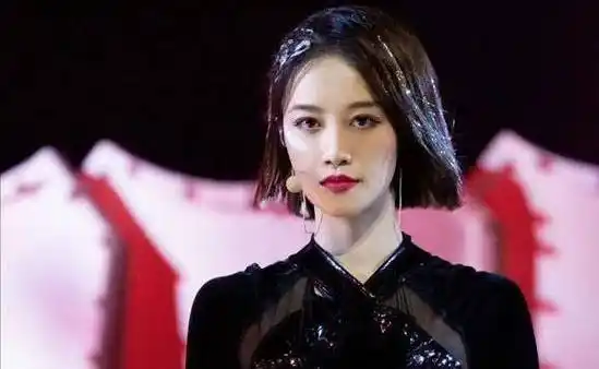 真名媛蓝盈莹:标准富二代却凹奋斗人设,与孙俪,徐帆是