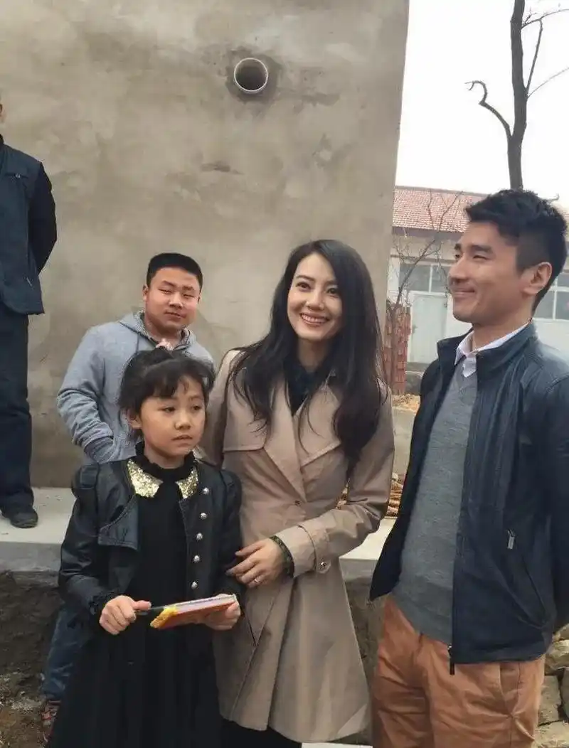 照片拍于15年4月,赵又廷携高圆圆回村探亲. - 抖音